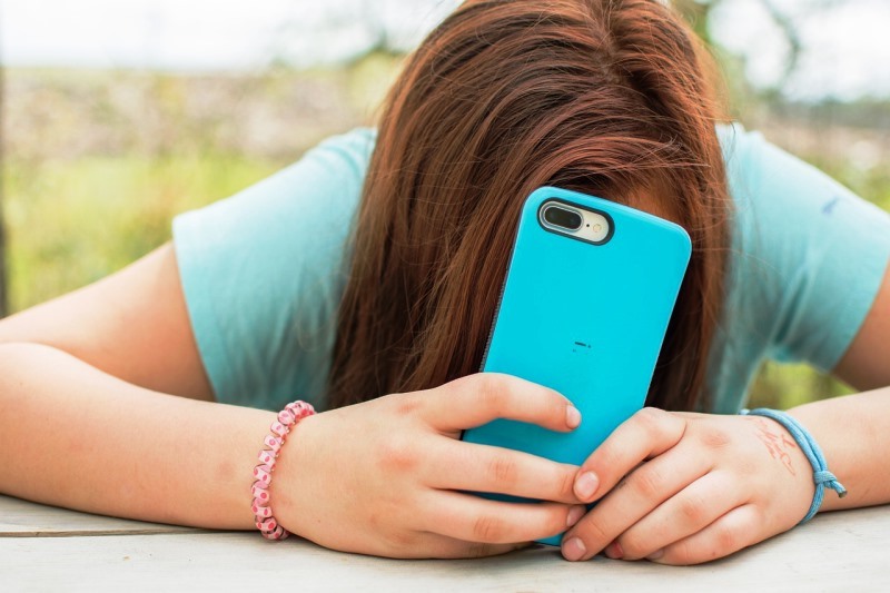 illustration: a teenage girl and her smartphone